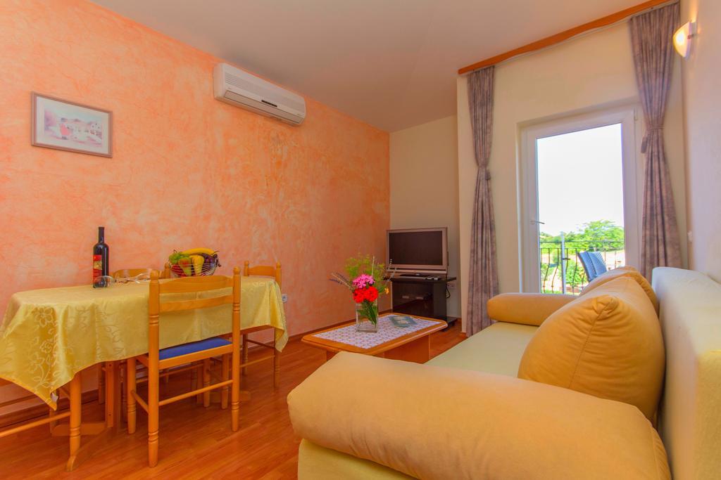 Apartments 4 Palme Funtana Room photo