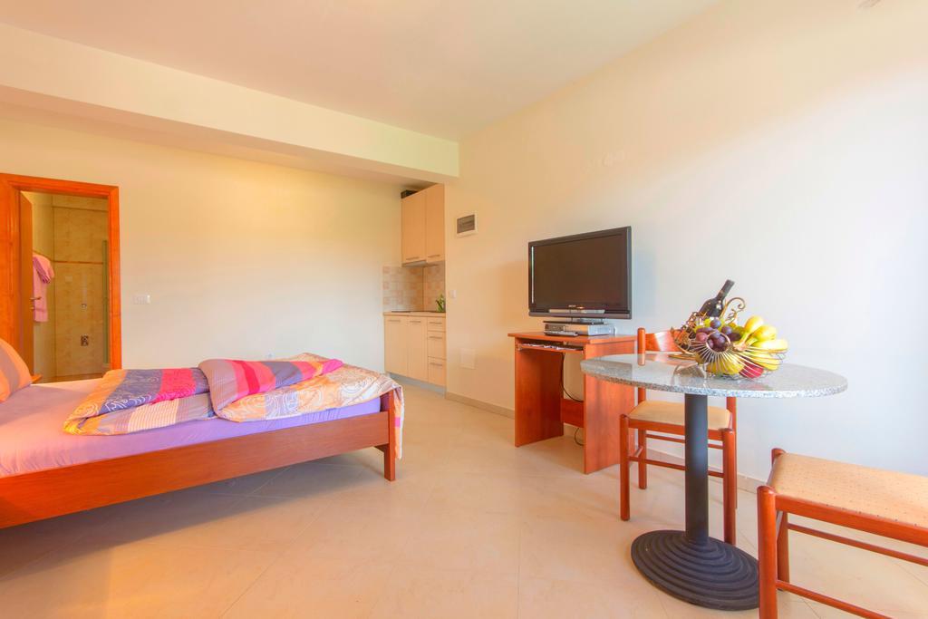 Apartments 4 Palme Funtana Room photo