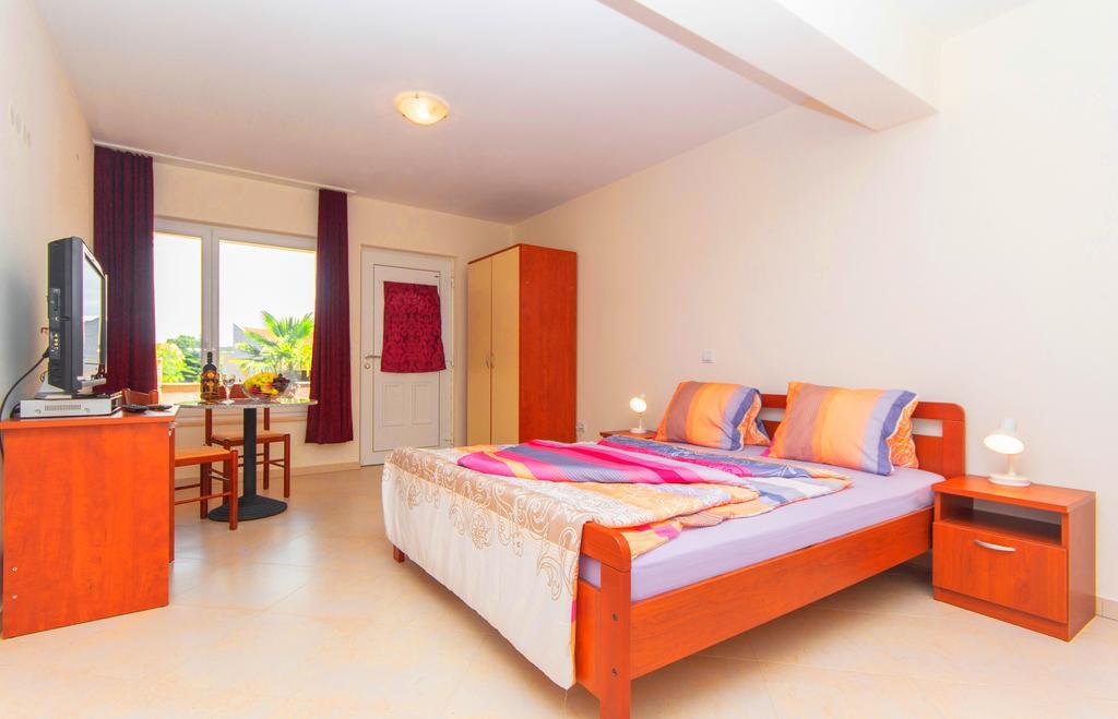 Apartments 4 Palme Funtana Room photo